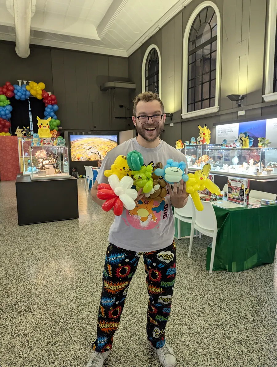 Mattia con un mazzo di palloncini modellati