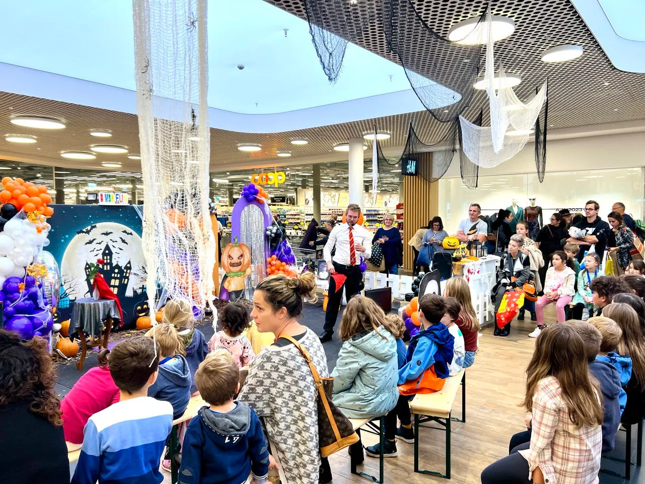 Pubblico di famiglie a uno spettacolo in un centro commerciale