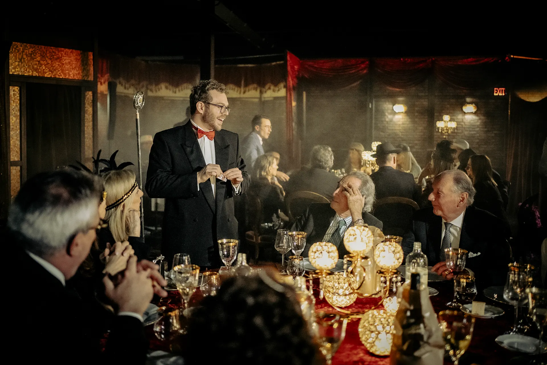 Mattia Santangelo si esibisce tra i tavoli durante una cena di gala