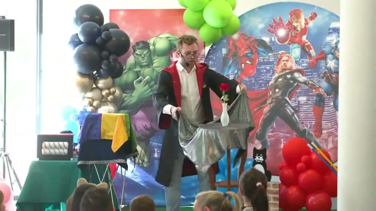 Spettacolo di magia a una festa di compleanno