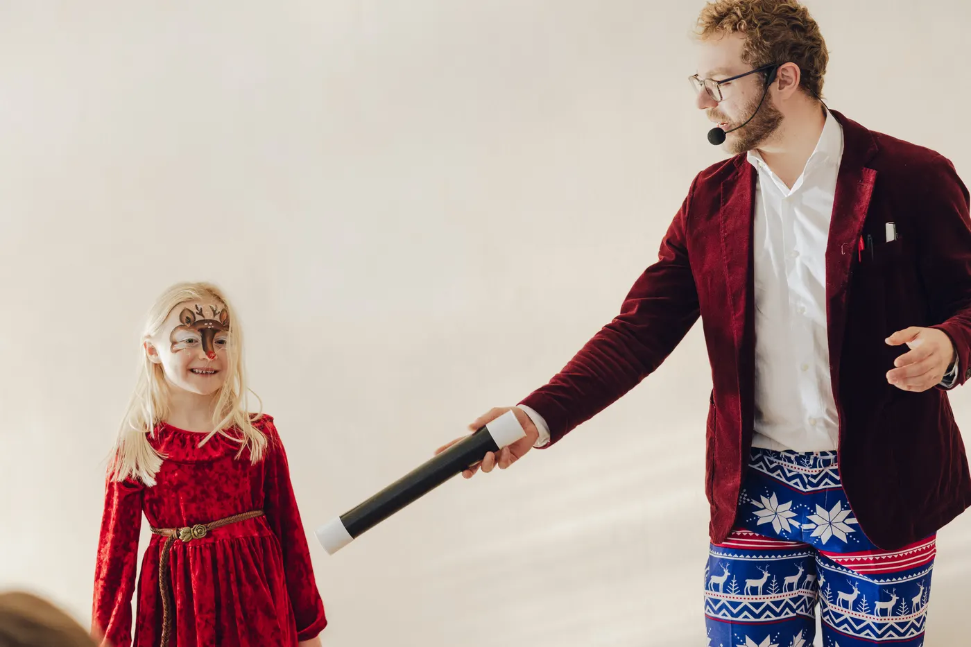 Una bambina con la bacchetta magica diventa protagonista dello spettacolo