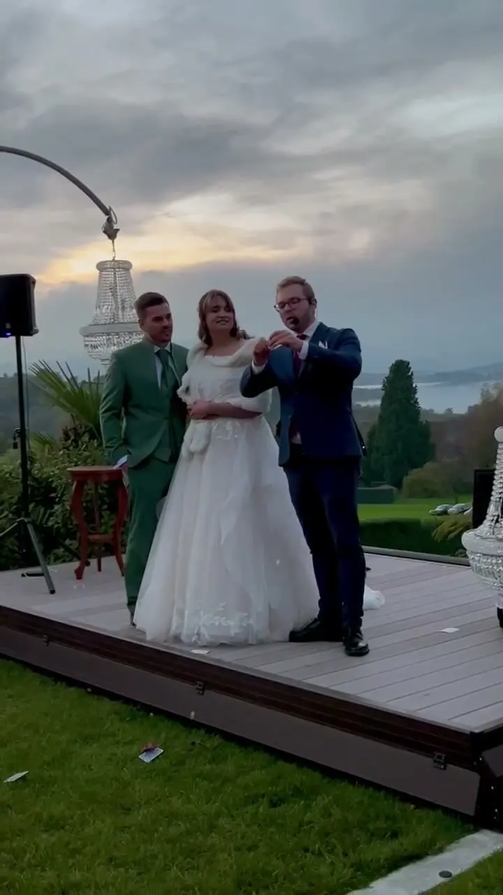 Mattia sul palco con gli sposi durante un matrimonio