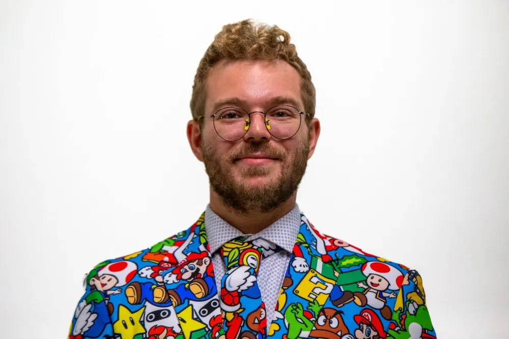 Il Mago Mattia con la giacca colorata delle feste per bambini