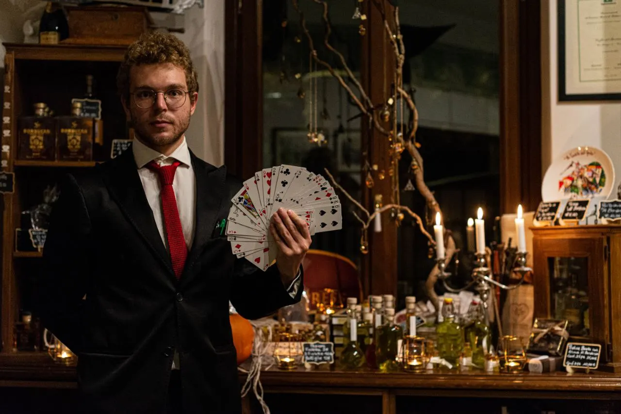 Mattia con un ventaglio di carte a una festa per adulti