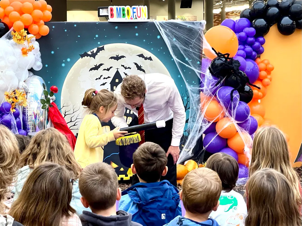 Spettacolo di magia per Halloween in un centro commerciale pieno di bambini
