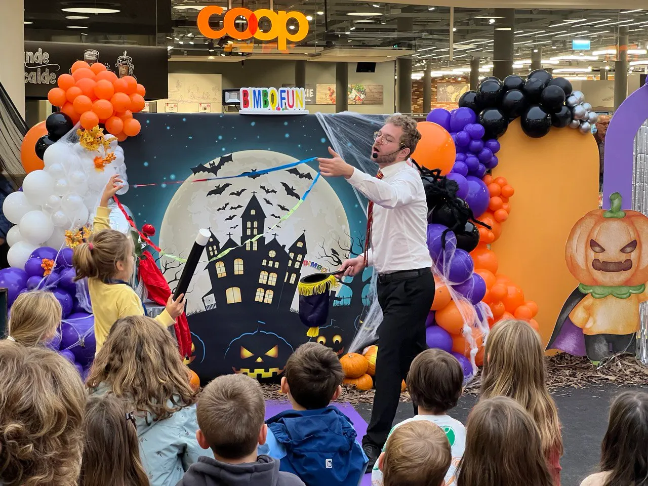 Spettacolo di magia di Halloween con tanti bambini