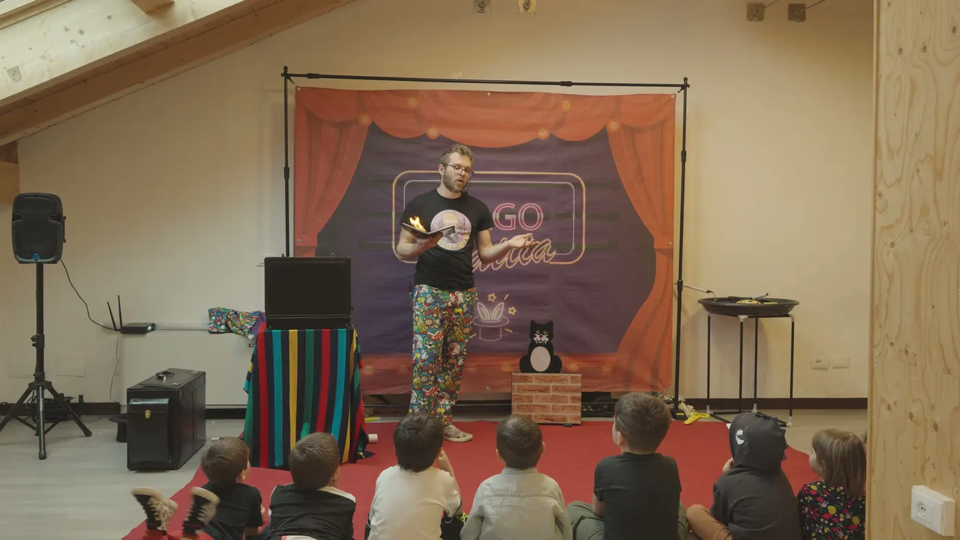 Bambini seduti davanti al palco del Mago Mattia