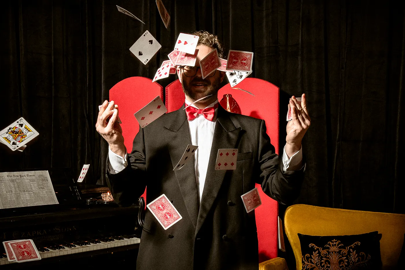 Spettacolo da palco: carte da gioco che volano intorno al prestigiatore